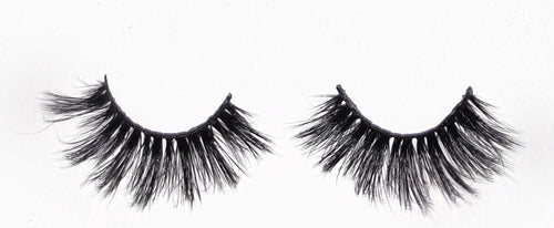 easiest false eyelash application. easy to apply strip lashes. strip lashes that look like extensions